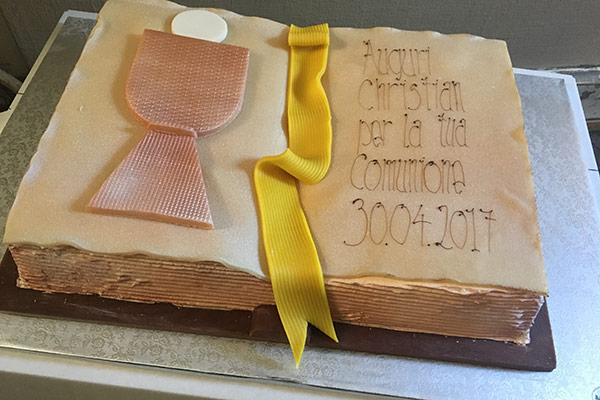 buch_comunione Torta a forma di libro
